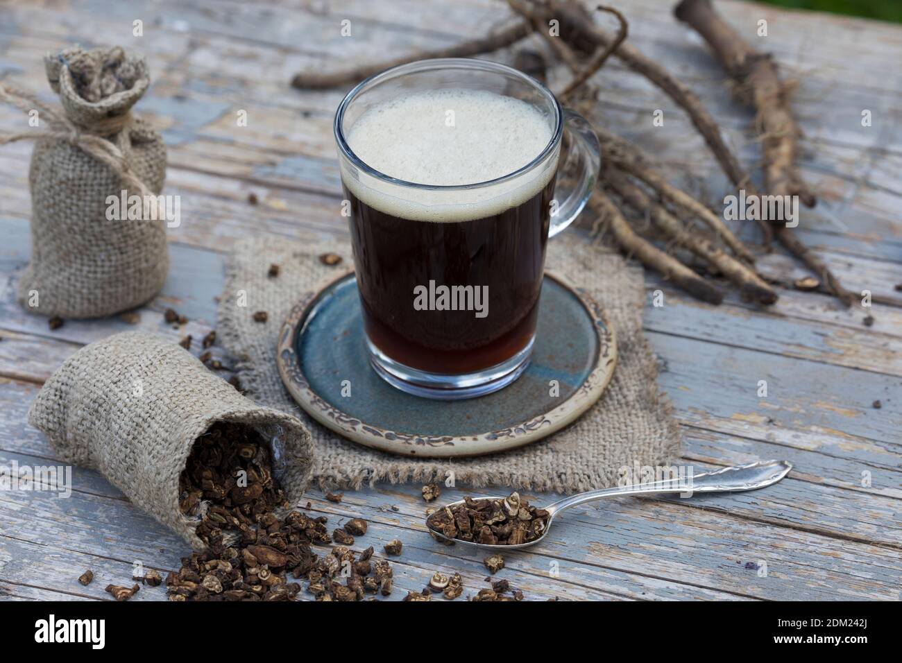 Löwenzahn-Kaffee, Löwenzahn-Tee, Heiltee, Kräutertee, Wurzelkaffee, Wurzel-Kaffee, Kaffee, Kaffeersatz, Kaffee-Ersatz, Tee, Wurzeltee aus gerösteten Stockfoto