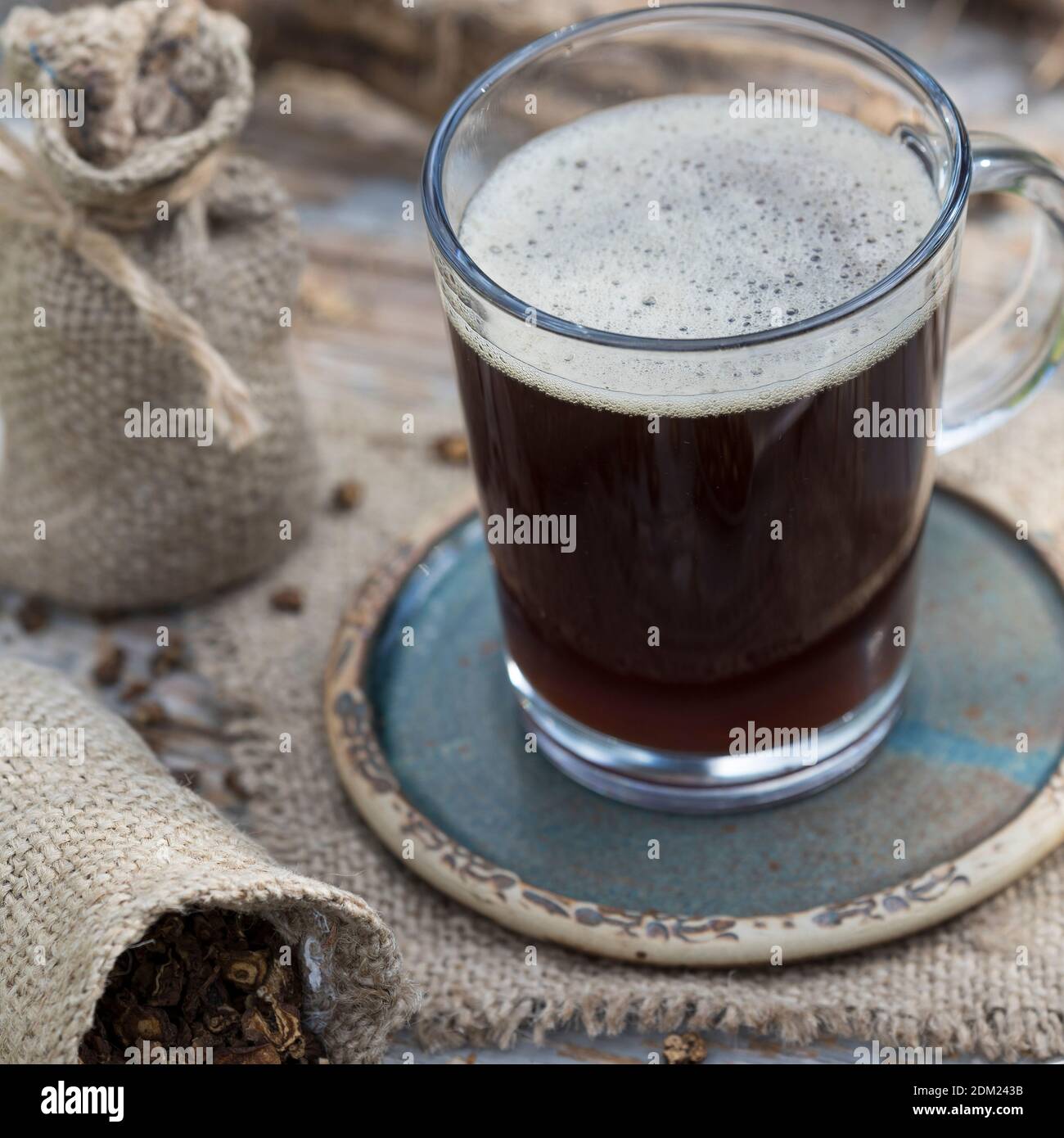 Löwenzahn-Kaffee, Löwenzahn-Tee, Heiltee, Kräutertee, Wurzelkaffee, Wurzel-Kaffee, Kaffee, Kaffeersatz, Kaffee-Ersatz, Tee, Wurzeltee aus gerösteten Stockfoto