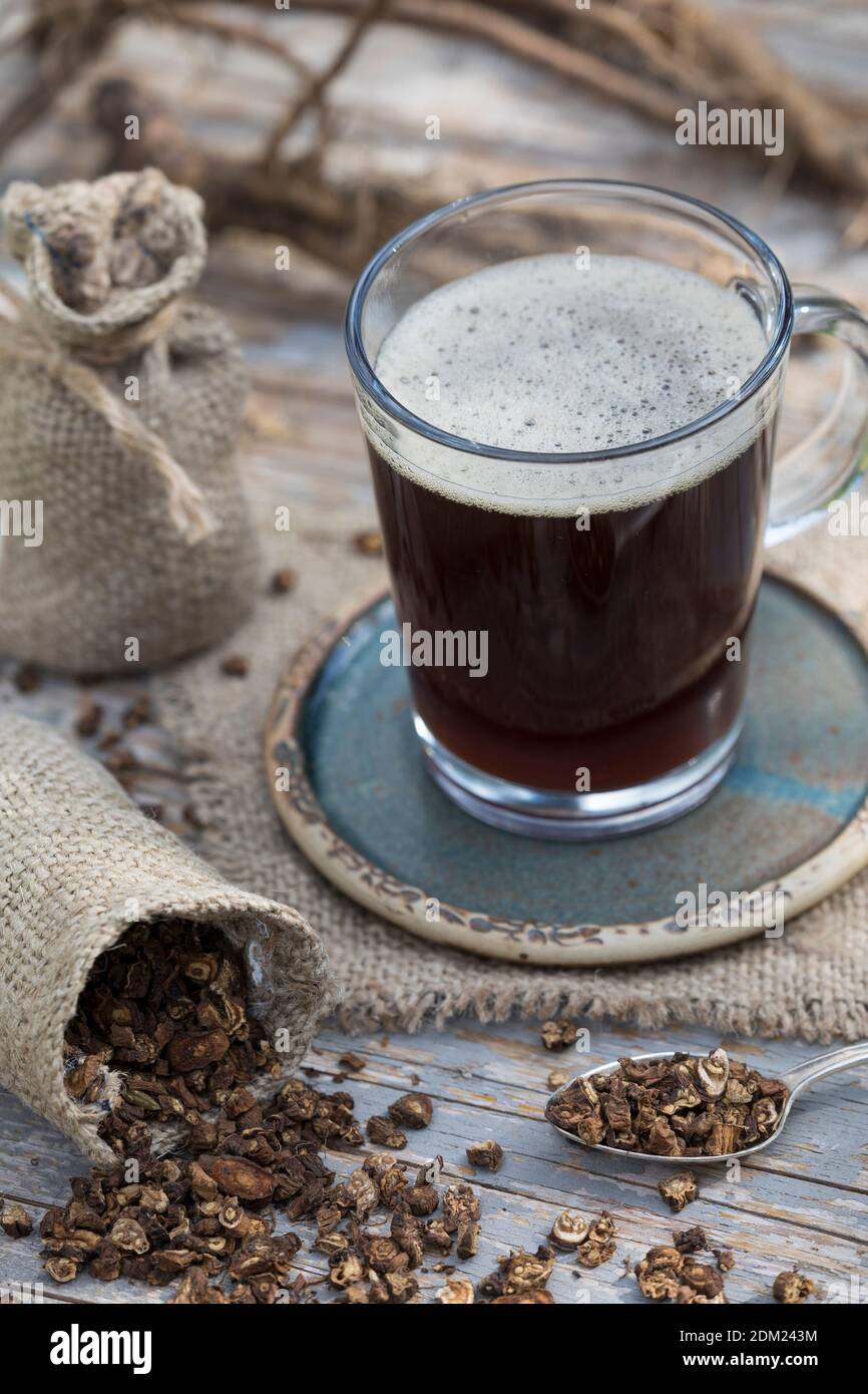 Löwenzahn-Kaffee, Löwenzahn-Tee, Heiltee, Kräutertee, Wurzelkaffee, Wurzel-Kaffee, Kaffee, Kaffeersatz, Kaffee-Ersatz, Tee, Wurzeltee aus gerösteten Stockfoto