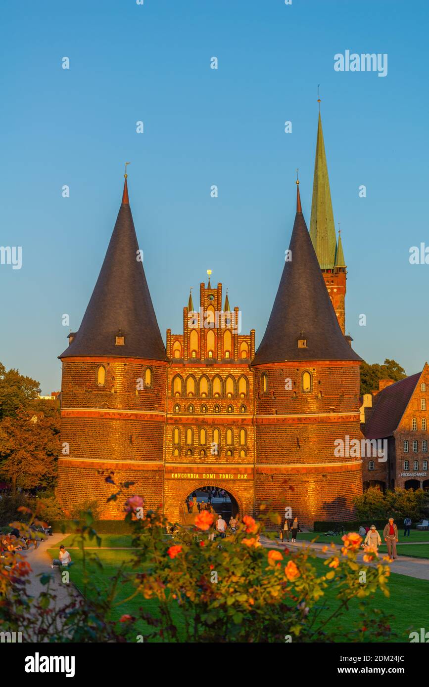 Lübecks beeindruckendes Stadttor von 1478 Holstentor oder Holstentor, mittelalterliche und Hansestadt Lübeck, Schleswig-Holstein, Norddeutschland, Europa.´s Stockfoto