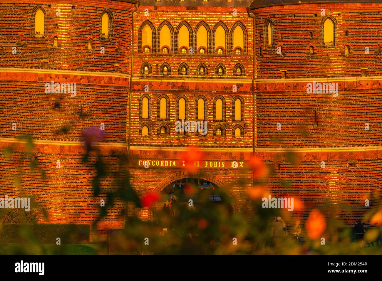 Lübecks beeindruckendes Stadttor von 1478 Holstentor oder Holstentor, mittelalterliche und Hansestadt Lübeck, Schleswig-Holstein, Norddeutschland, Europa.´s Stockfoto