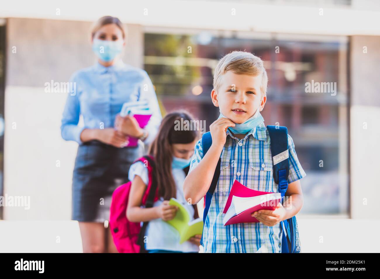 Es ist schwer für Kinder, Masken alle zu tragen Zeit Stockfoto