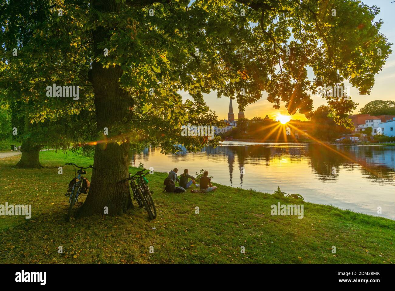 Krähenteich und Dom am späten Abend, Hansestadt Lübeck, Schleswig-Holstein, Norddeutschland, Europa Stockfoto