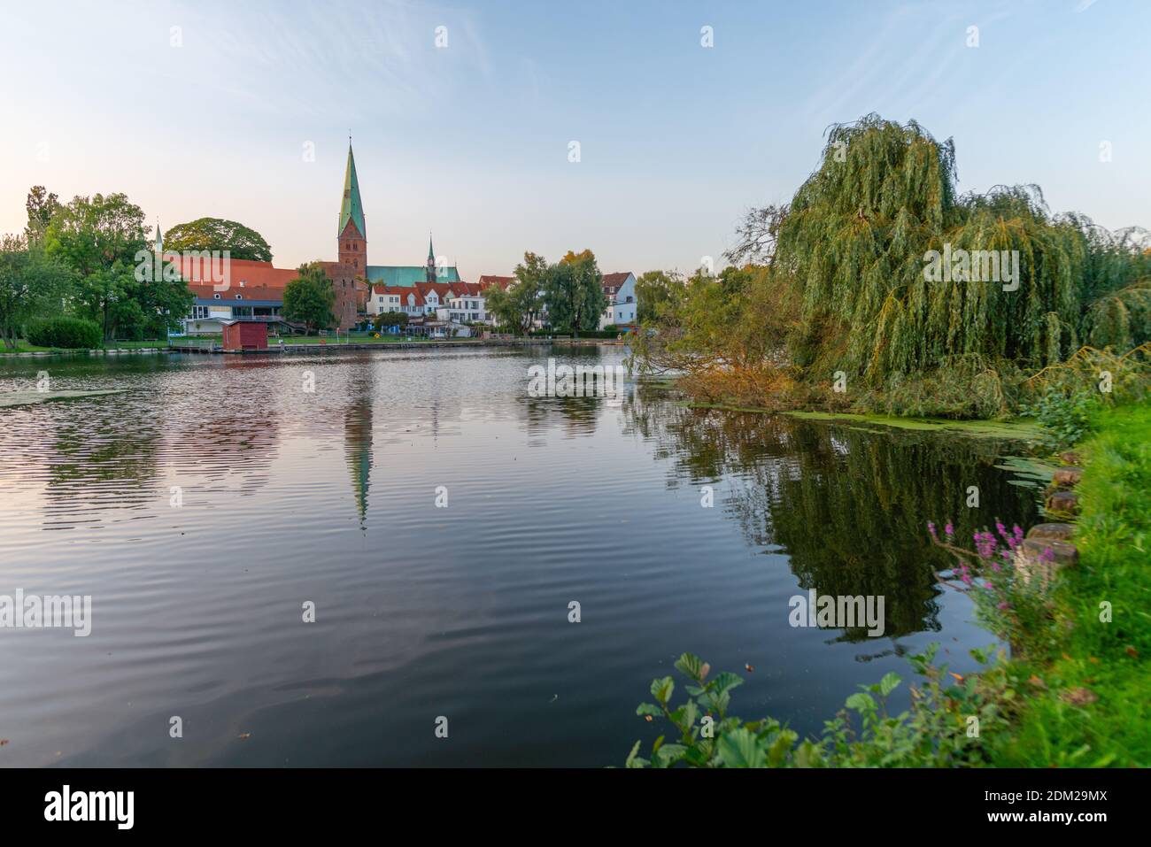 Krähenteich und Dom am späten Abend, Hansestadt Lübeck, Schleswig-Holstein, Norddeutschland, Europa Stockfoto