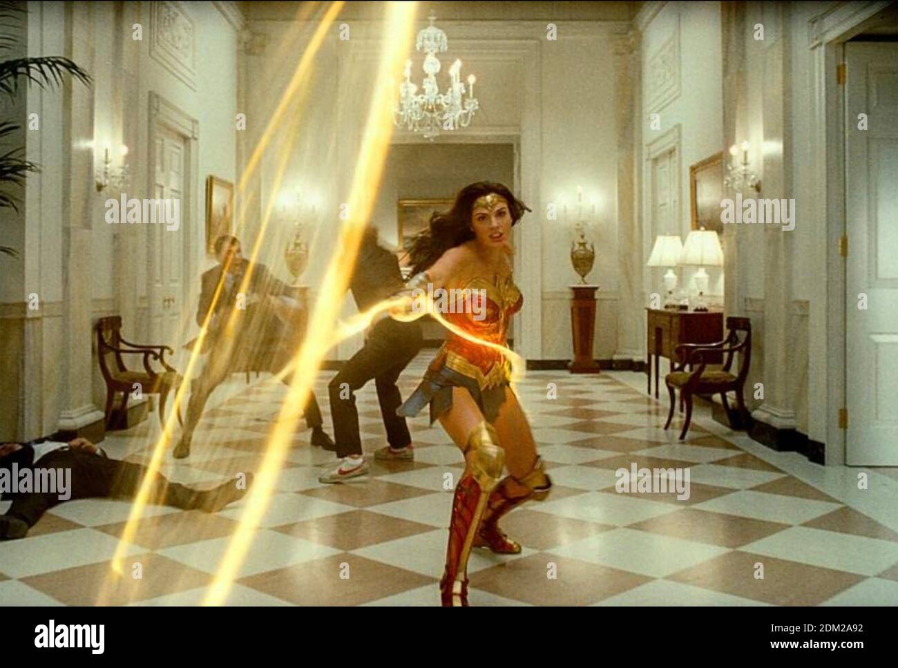 WONDER WOMAN 1984 2020 Warner Bros Film mit Gal Gadot Mit ihrem Lasso der Wahrheit Stockfoto