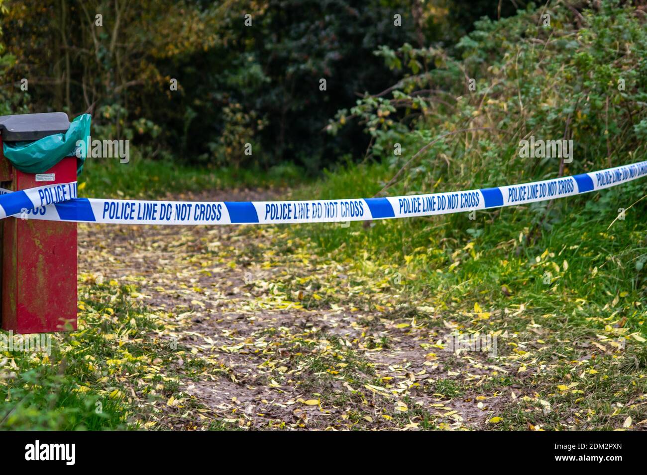 Polizeilinie, Polizeiband, auf Newbold Comyn in Royal Leamington Spa, Warwickshire, Großbritannien, nachdem der Körper einer Frau entdeckt wurde Stockfoto