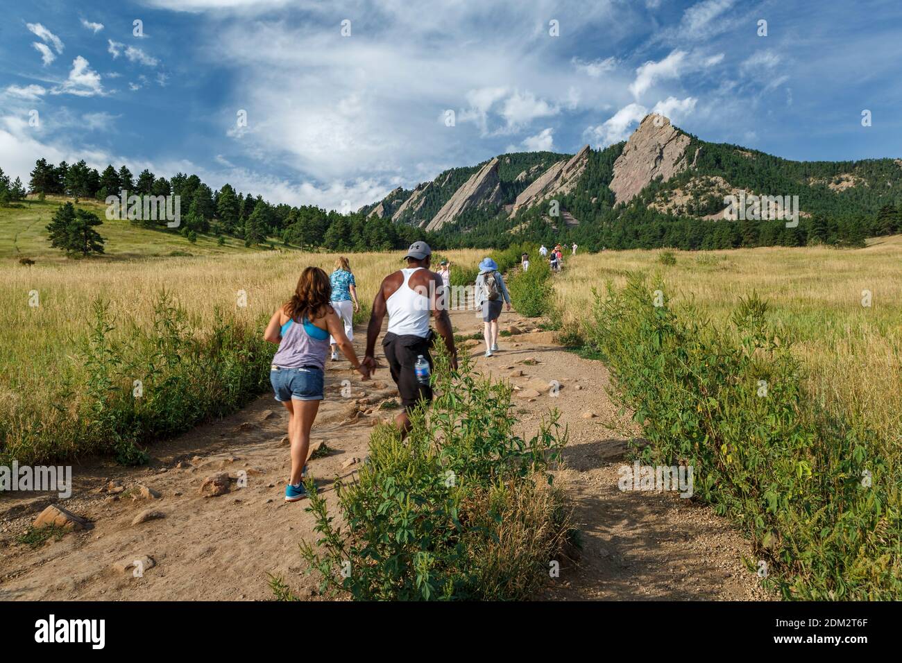 Wanderer auf Trail und Flatirons von in der Nähe von Chautauqua Wiese Trailhead, Boulder, Colorado USA Stockfoto Wanderer auf Trail und Flatirons von in der Nähe von Chautauqua Wiese Trailhead, Boulder, Colorado USA Stockfoto