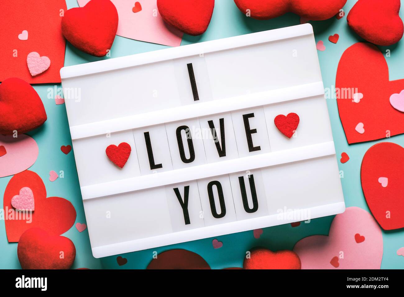 Alles Liebe zum Valentinstag.Lightbox mit dem Wort ich liebe dich und Rote Herzen auf blauem Hintergrund.Valentinstag-Konzept Stockfoto