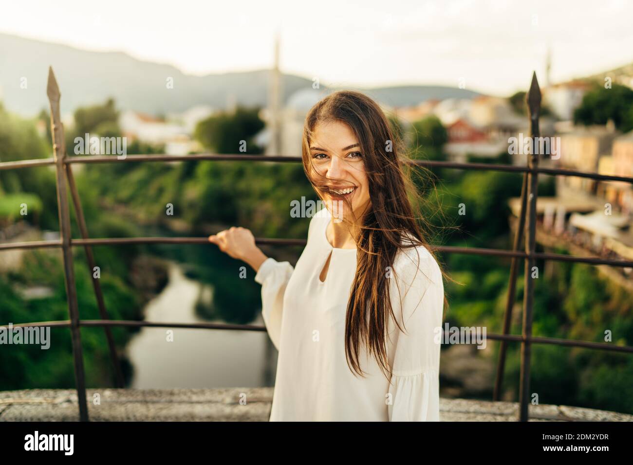 Junge Frau Reisende Besuch beliebten touristischen Destinationen in Südosteuropa, Old Brücke Wahrzeichen in Mostar, Bosnien und Herzegowina.Road trip to Euro Stockfoto
