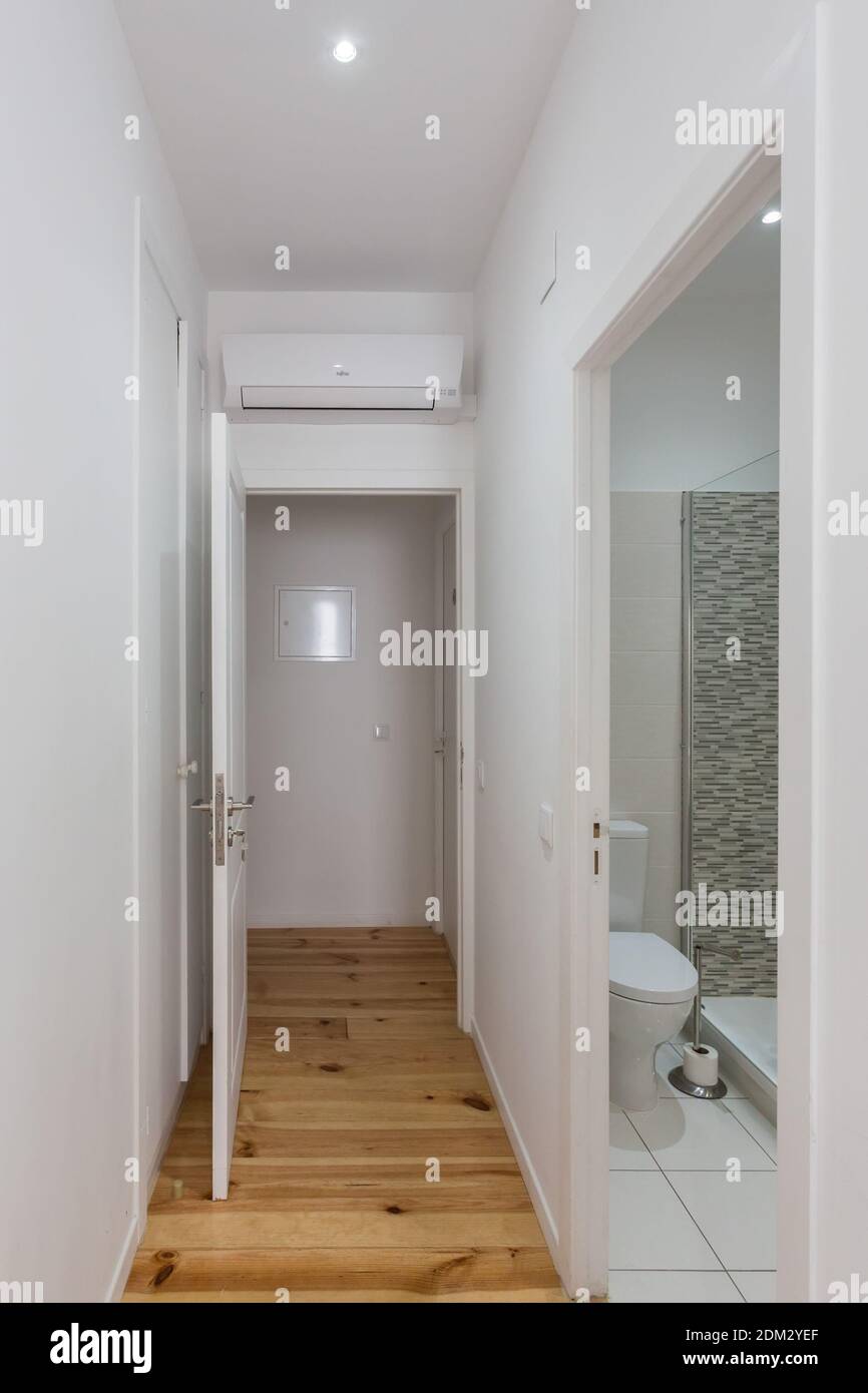Flur in der Wohnung, Hotel mit einer offenen Tür zum Badezimmer. Nahaufnahme. Stockfoto