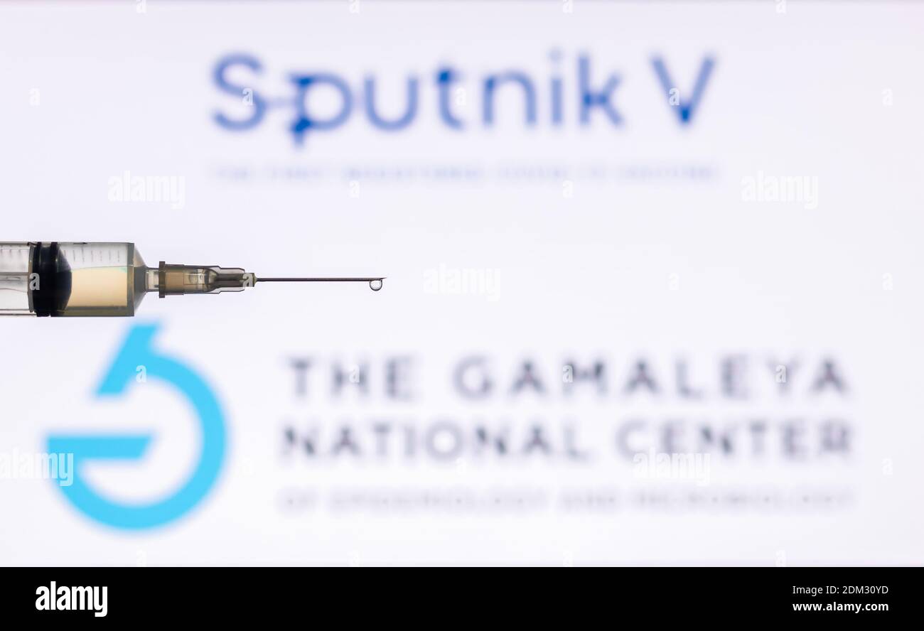 Kathmandu, Nepal - Dezember 15 2020: Nahaufnahme der Spritze Injektion voll mit Impfstoff gegen Sputnik V Gamaleya Logo. Stockfoto