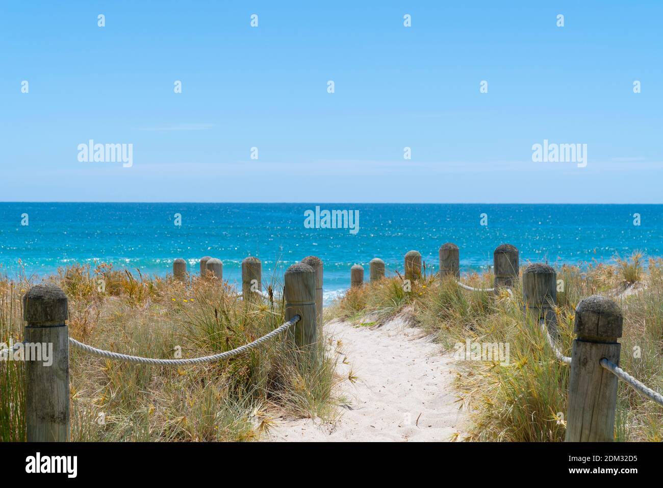 Poller und Seile säumen Sandweg durch Dünen nach Main Beach Mount Maunganui Stockfoto