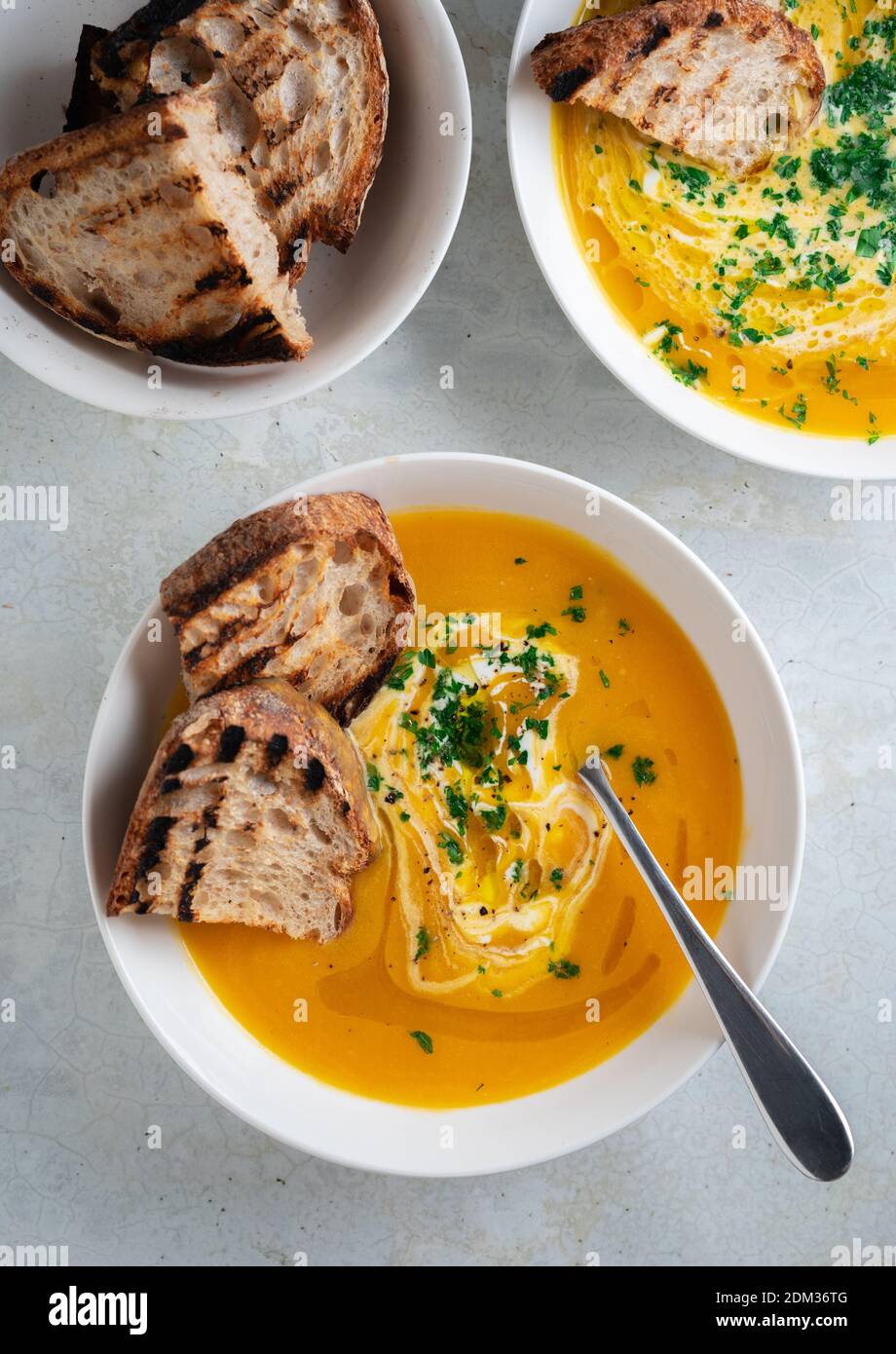 Pumpkin soup served in a bowl with croutons, parsley and olive oil. Stockfoto