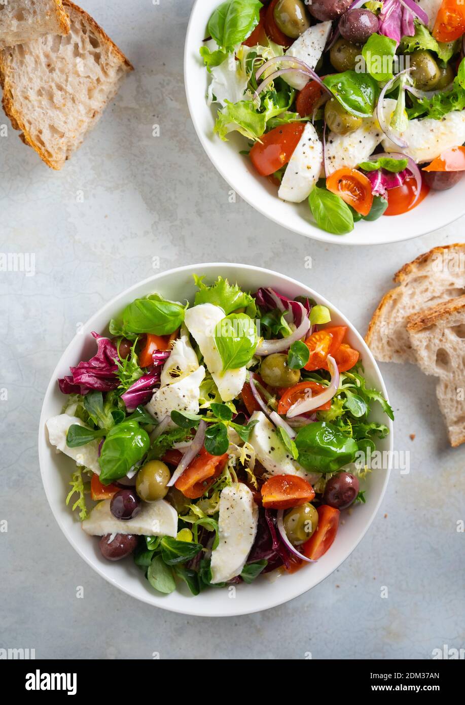 Frischer grüner Salat mit Kirschtomate, Mozzarella und Oliven. Stockfoto