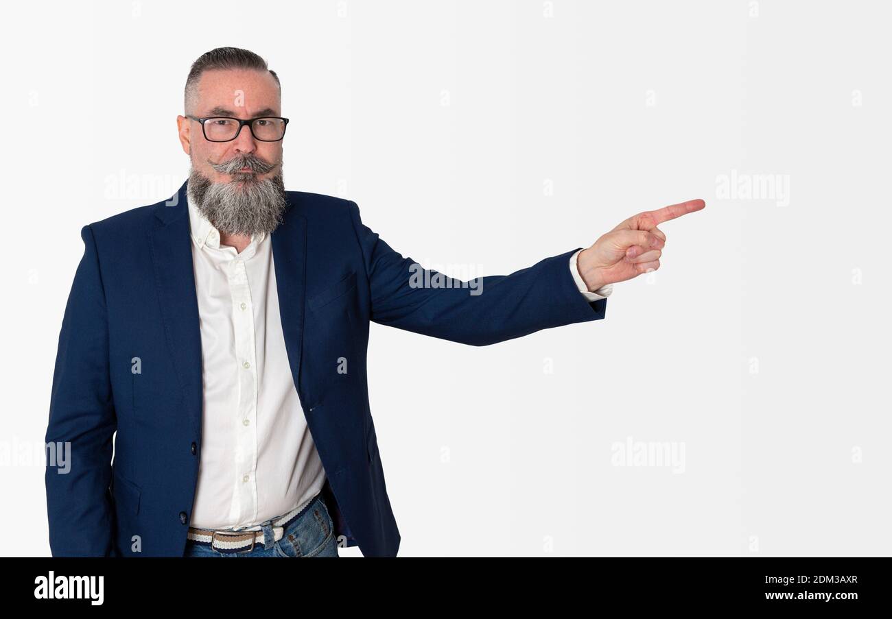 Hipster in stilvoller blauer Jacke und Brille isoliert auf weißem Hintergrund stehend, mit Zeigefinger und wütend ernsten Gesicht Stirnrunzeln anzeigen. Bedrohung Stockfoto