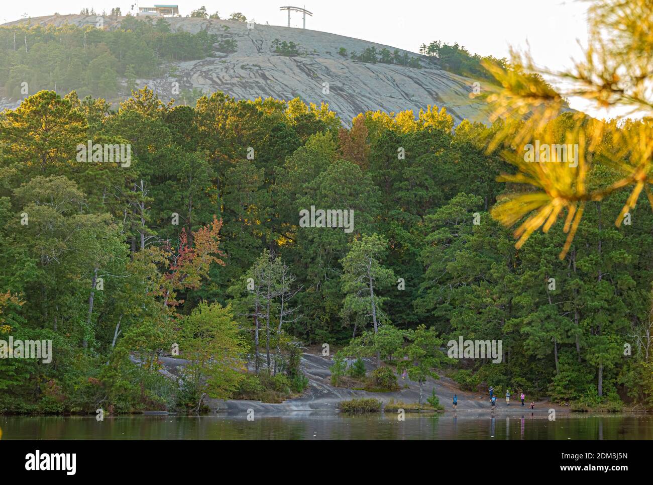 Menschen genießen einen späten Nachmittag an der steinernen Küste am Stone Mountain Lake im Stone Mountain Park in der Nähe von Atlanta, Georgia. (USA) Stockfoto