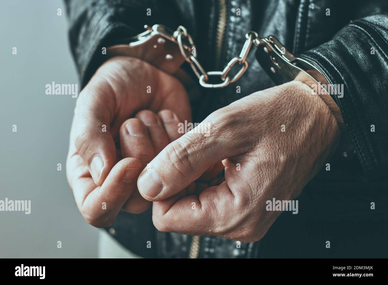 Hände mit Handschellen, Nahaufnahme mit selektivem Fokus Stockfoto