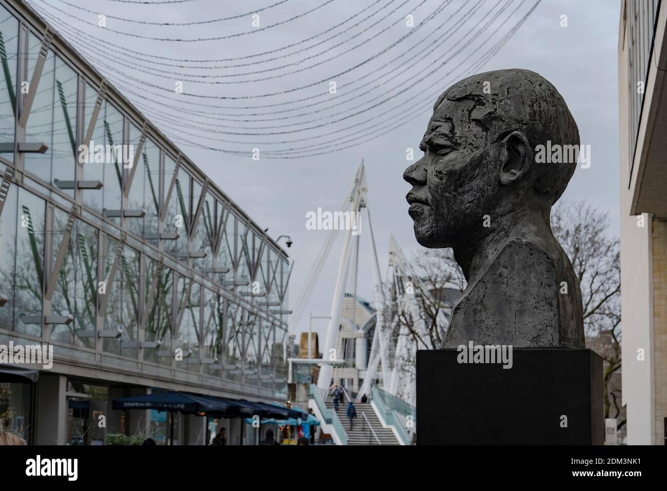 Die Nelson Mandela Statue im Southbank Centre von Ivan Walters am 9. Dezember in South London im Vereinigten Königreich. Foto von Sam Mellish Stockfoto