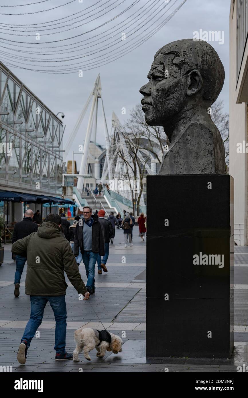 Die Nelson Mandela Statue im Southbank Centre von Ivan Walters am 9. Dezember in South London im Vereinigten Königreich. Foto von Sam Mellish Stockfoto