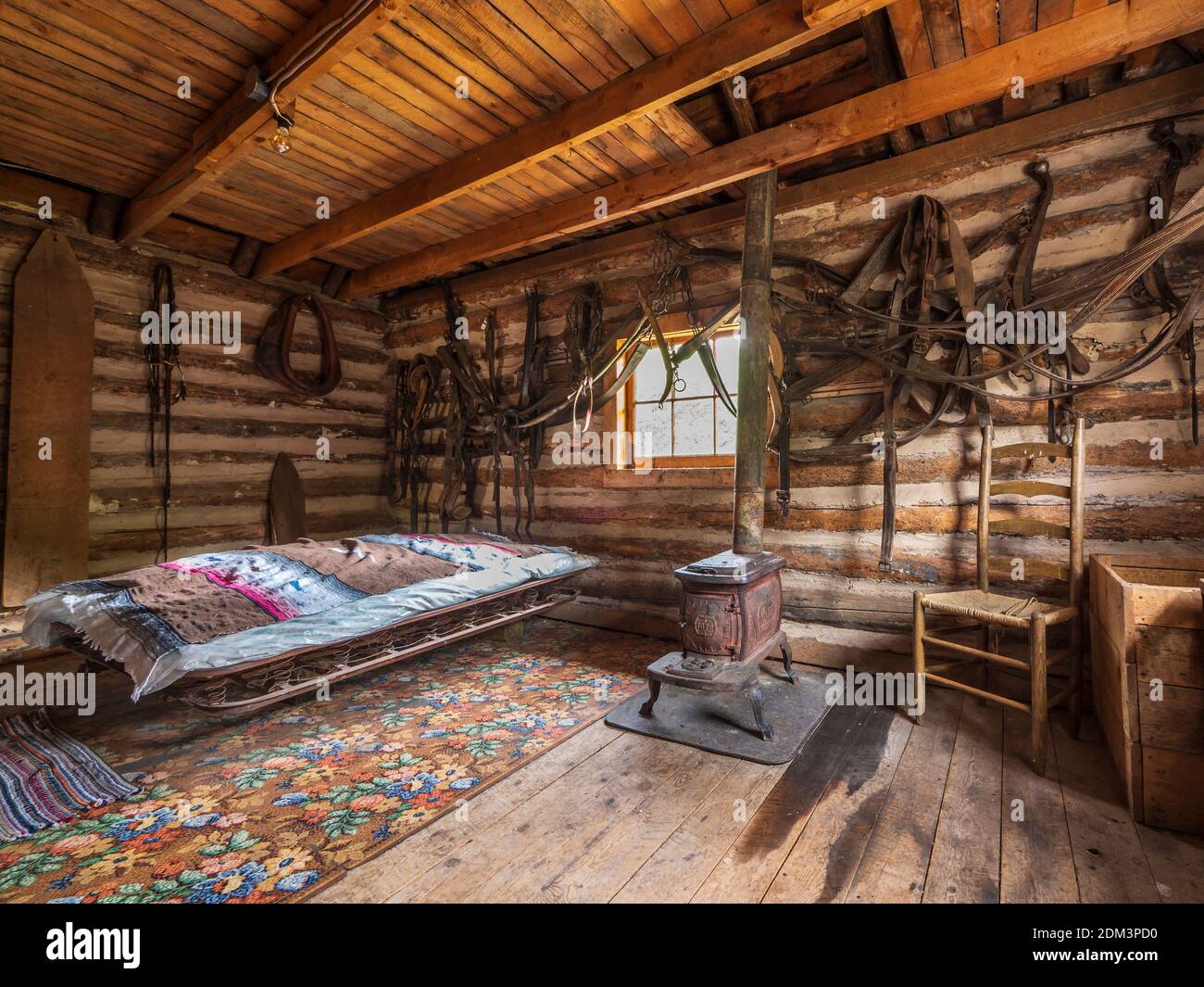 Hinteres Schlafzimmer in zwei-Zimmer-Hütte, Swett Ranch National Historic Site, Flaming Gorge National Recreation Area in der Nähe von Dutch John, Utah. Stockfoto