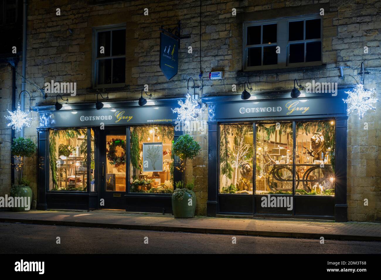 Cotswold Grey Shop nach Einbruch der Dunkelheit zu weihnachten. Moreton in Marsh, Cotswolds, Gloucestershire, England Stockfoto