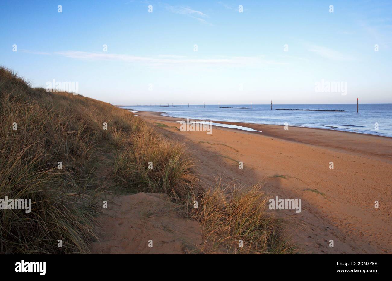 Ein Blick auf die Sanddünen, den Strand und das Meer an einem frühen Dezembermorgen in Waxham, Norfolk, England, Großbritannien. Stockfoto