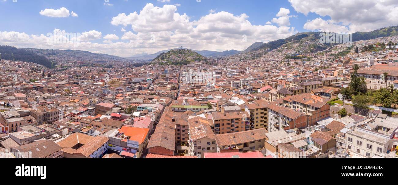 Panorama mit Blick auf das historische Zentrum von Quito von einem hohen Blickpunkt Stockfoto