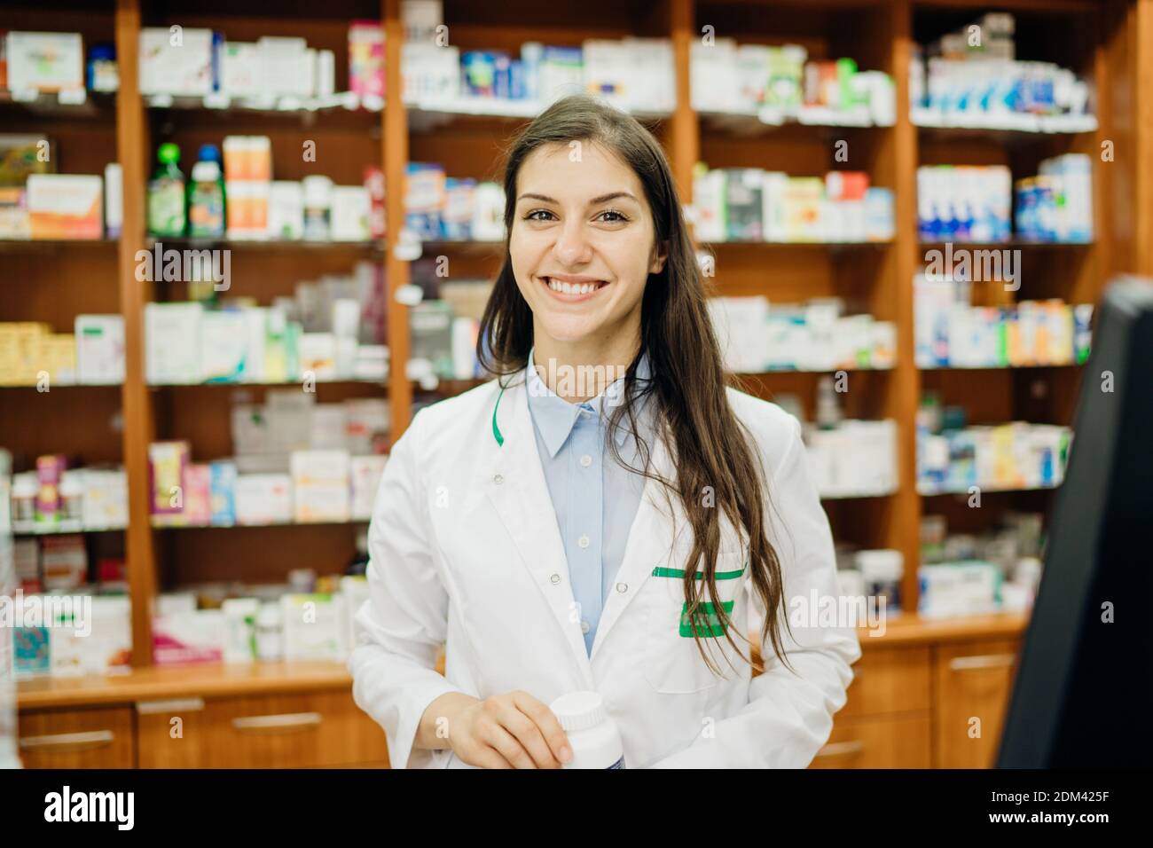 Lächelnder, freundlicher Apotheker an der Theke, der in einem Apotheke arbeitet. Pharmaprofi empfehlen eine rezeptfreie Ergänzung. Givin Stockfoto