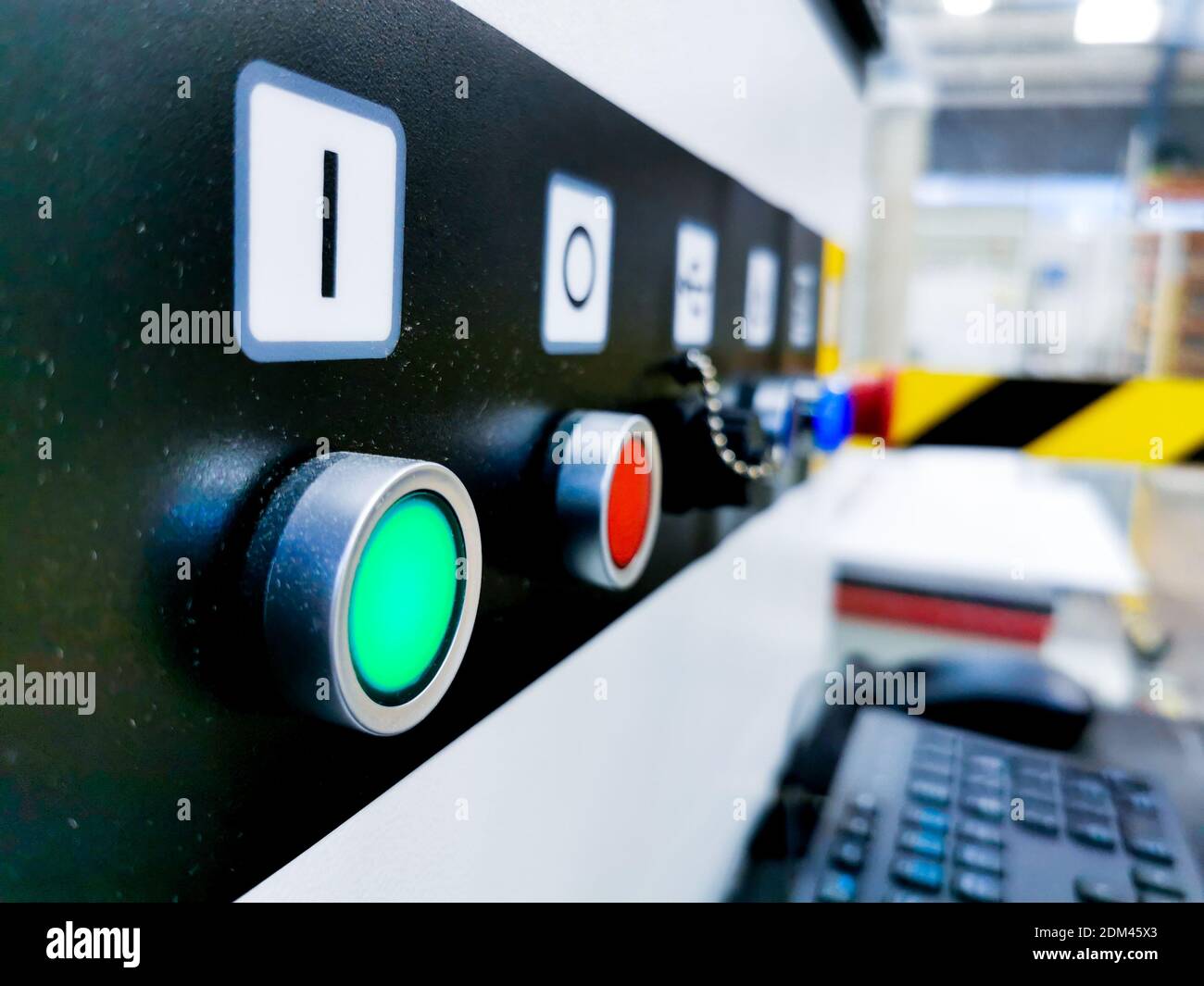 Allgemeine Ansicht einer CNC-Maschine, die eine Polyethylenplatte in einer Kunststofffabrik durchschneidet. Stockfoto