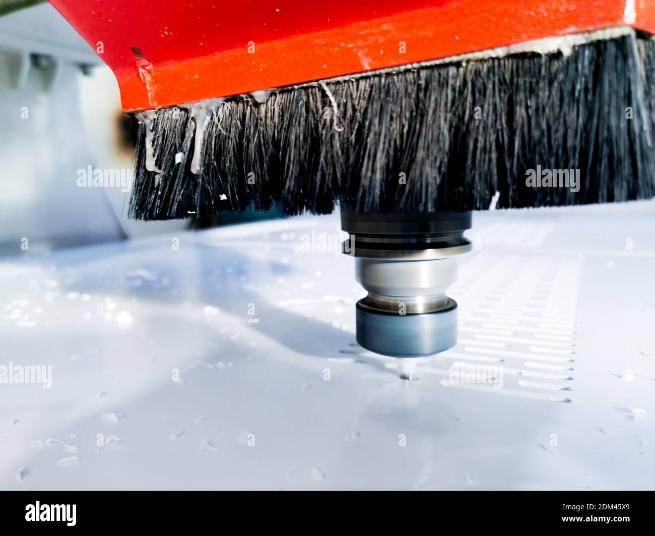 Allgemeine Ansicht einer CNC-Maschine, die eine Polyethylenplatte in einer Kunststofffabrik durchschneidet. Stockfoto