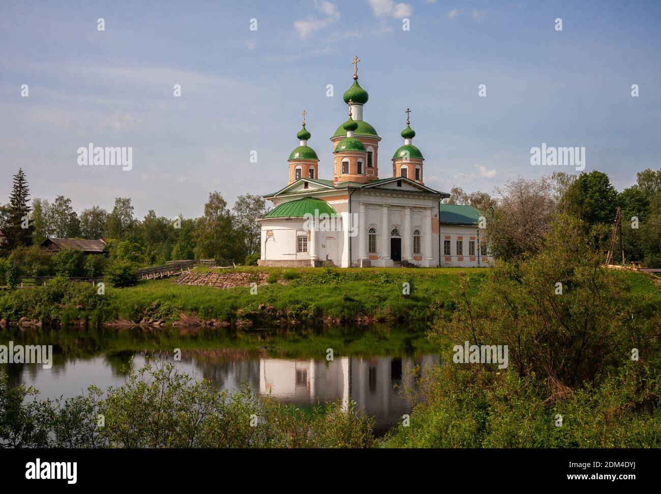 Orthodoxe Kathedrale der Smolensker Ikone der Gottesmutter am Ufer des Flusses Olonka, Olonez, Karelien, Russland Stockfoto