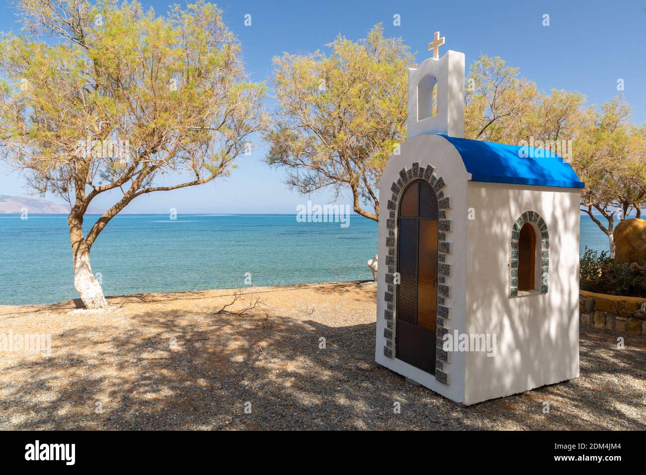 Small whitewash Greek Orthodox shrine at the seaside in Tavronitis, Crete, Greece Stockfoto