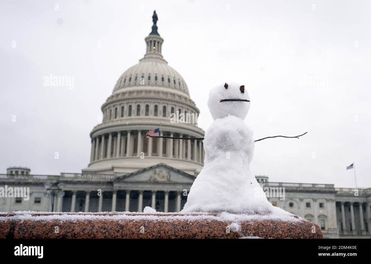 Washington, Usa. Dezember 2020. Ein Schneemann wird in der Nähe des US-Kapitols gesehen, während Schnee in Washington, DC am 16. Dezember 2020 fällt. Ein mächtiger Schneesturm bewegt sich die Ostküste hinauf und prognostiziert, um bis zu einem Fuß Schnee in einigen Teilen zu stürzen. Foto von Kevin Dietsch/UPI Kredit: UPI/Alamy Live News Stockfoto