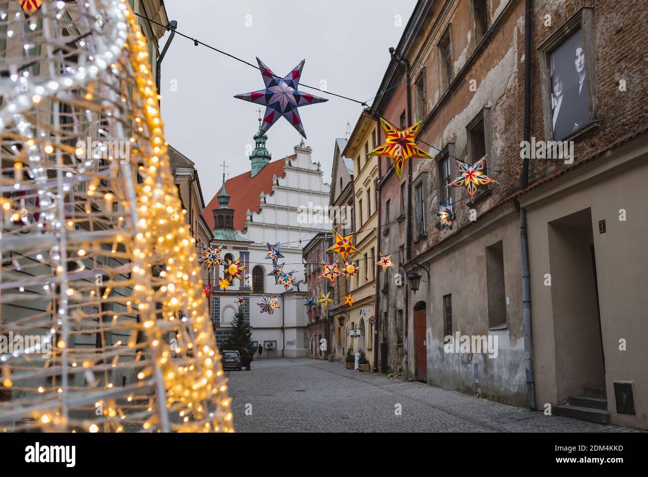 Lublin, Polen - 29. Dezember 2019: Christbaum und bunt beleuchtete Sterne in der Złota Straße in der Altstadt Stockfoto