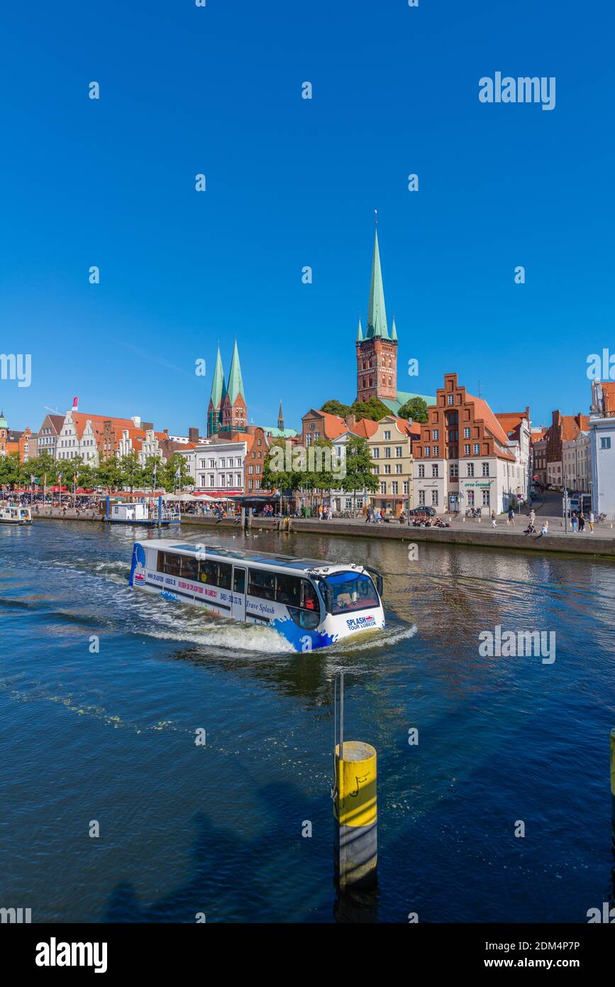 Fahrt durch Straßen und Wasserstraßen mit einem schwimmenden Wasserbus, Trave Splash, Hansestadt Lübeck, Schleswig-Holstein, norddeutschland, Europ Stockfoto