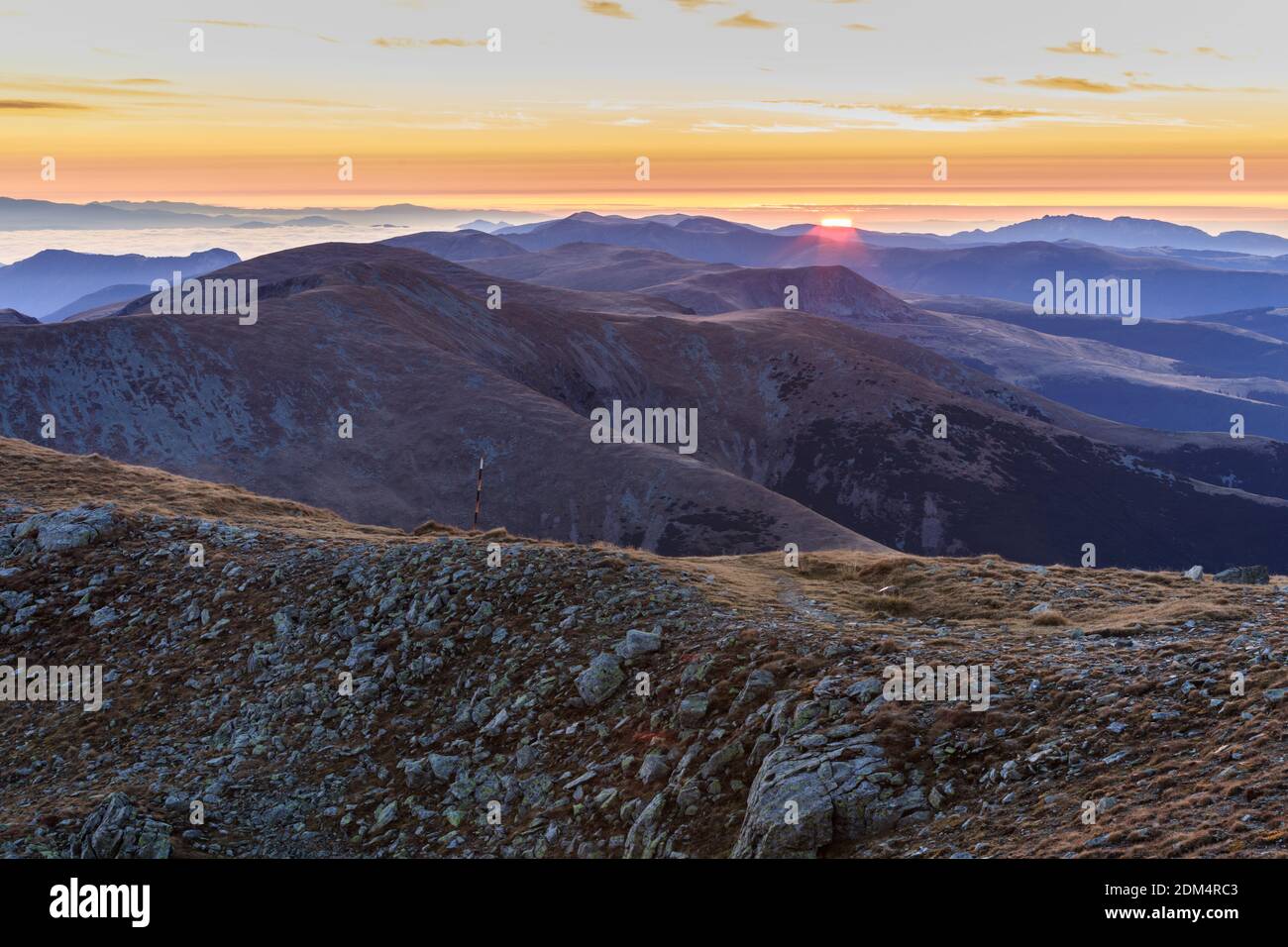 Wunderschöner Sonnenaufgang in den Parang Mountains. Rumänien, Europa Stockfoto