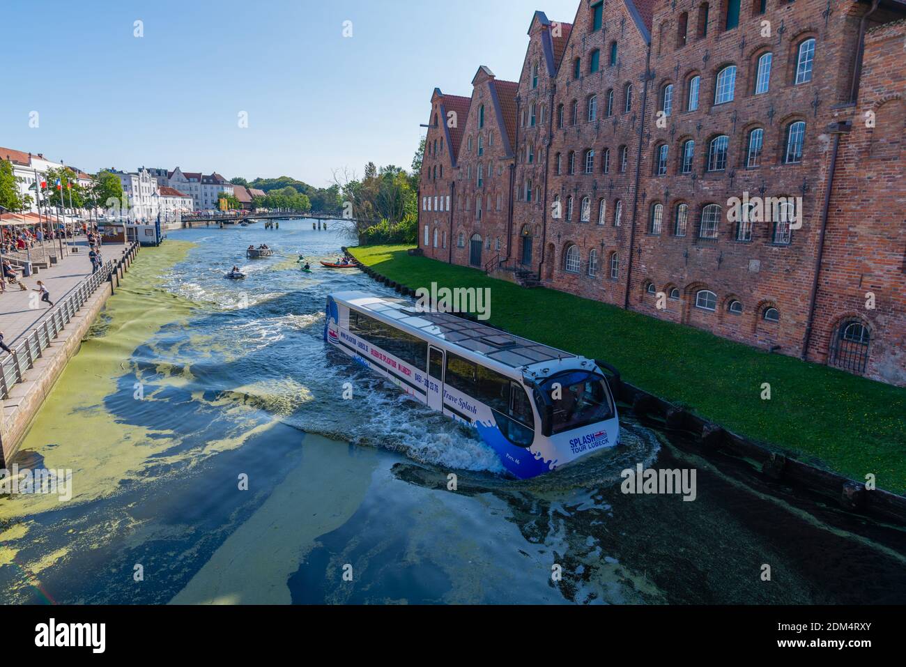 Fahrt durch Straßen und Wasserstraßen mit einem schwimmenden Wasserbus, Trave Splash, Hansestadt Lübeck, Schleswig-Holstein, norddeutschland, Europ Stockfoto