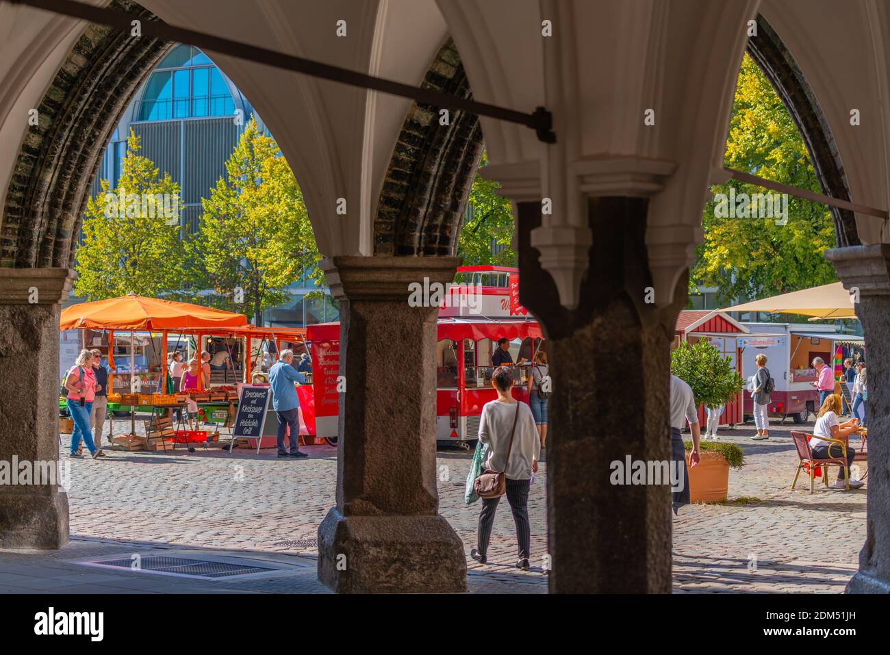 Torbogen an der Rathausrückseite mit Blick auf Marktplatz oder Markt in der Innenstadt, Hansestadt Lübeck, Schleswig-Holstein, norddeutschland, Europa.´s Stockfoto