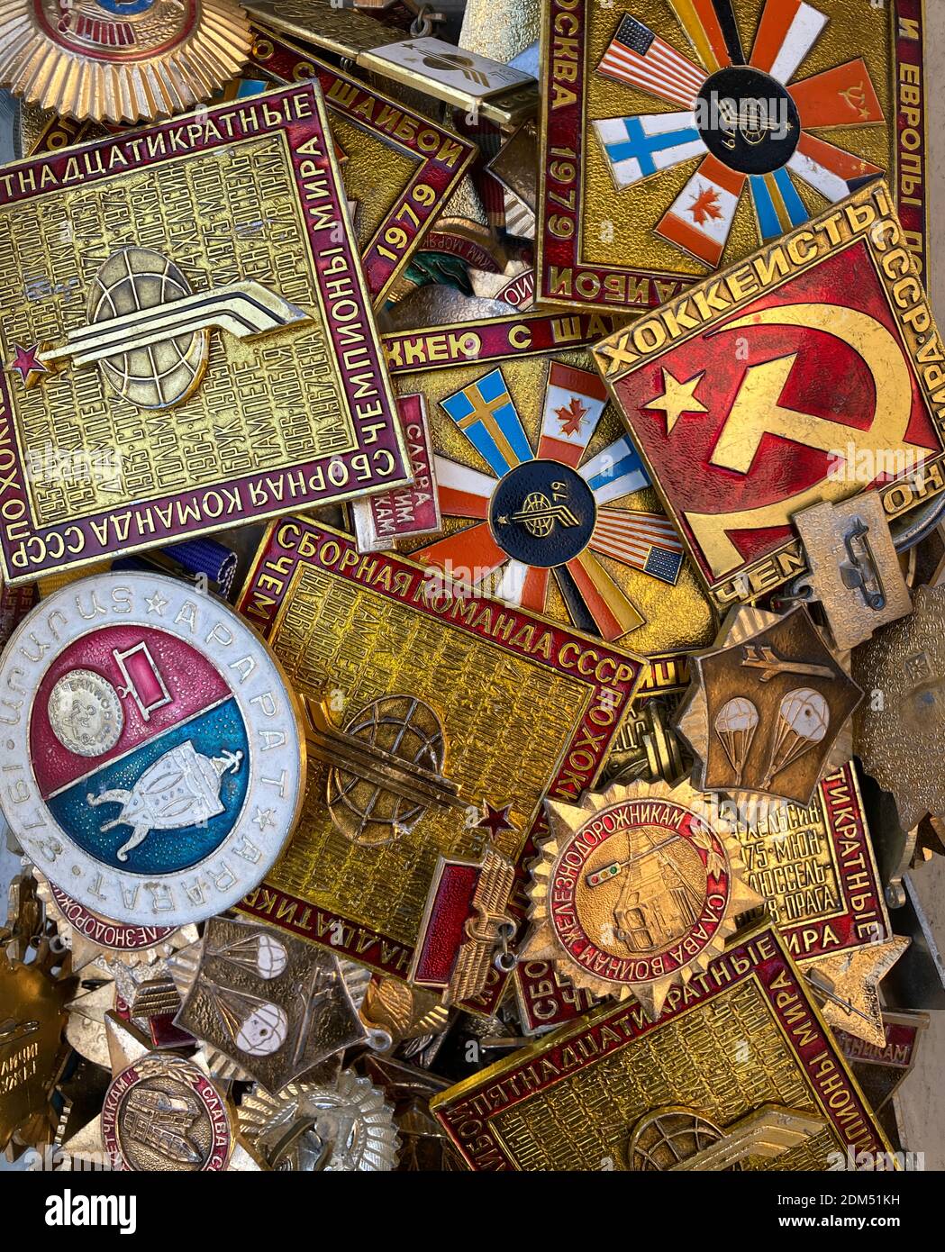 Ein texturierter Hintergrund von russischen Emaille Pins von Sportveranstaltungen und propoganda. Stockfoto