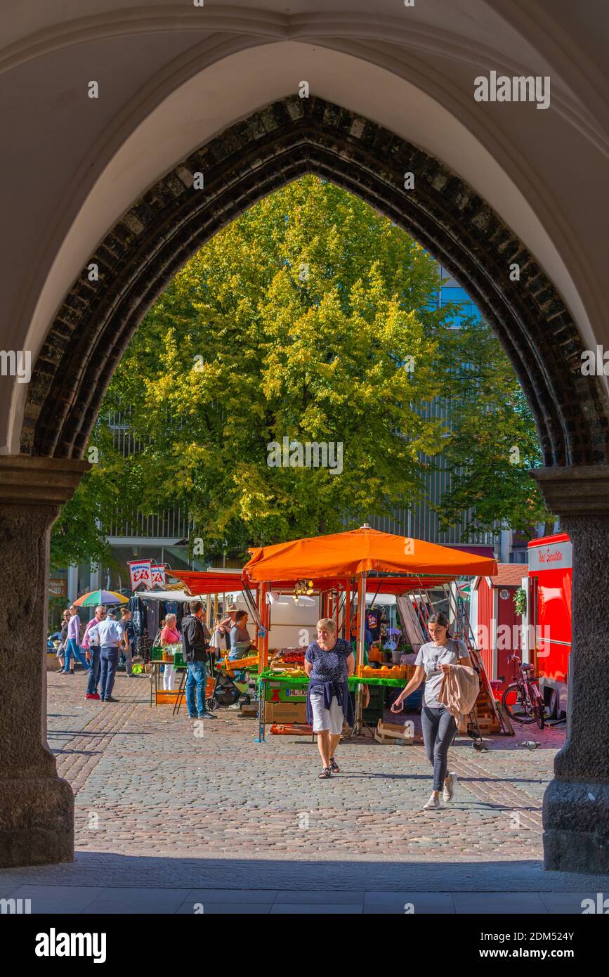 Torbogen an der Rathausrückseite mit Blick auf Marktplatz oder Markt in der Innenstadt, Hansestadt Lübeck, Schleswig-Holstein, norddeutschland, Europa.´s Stockfoto