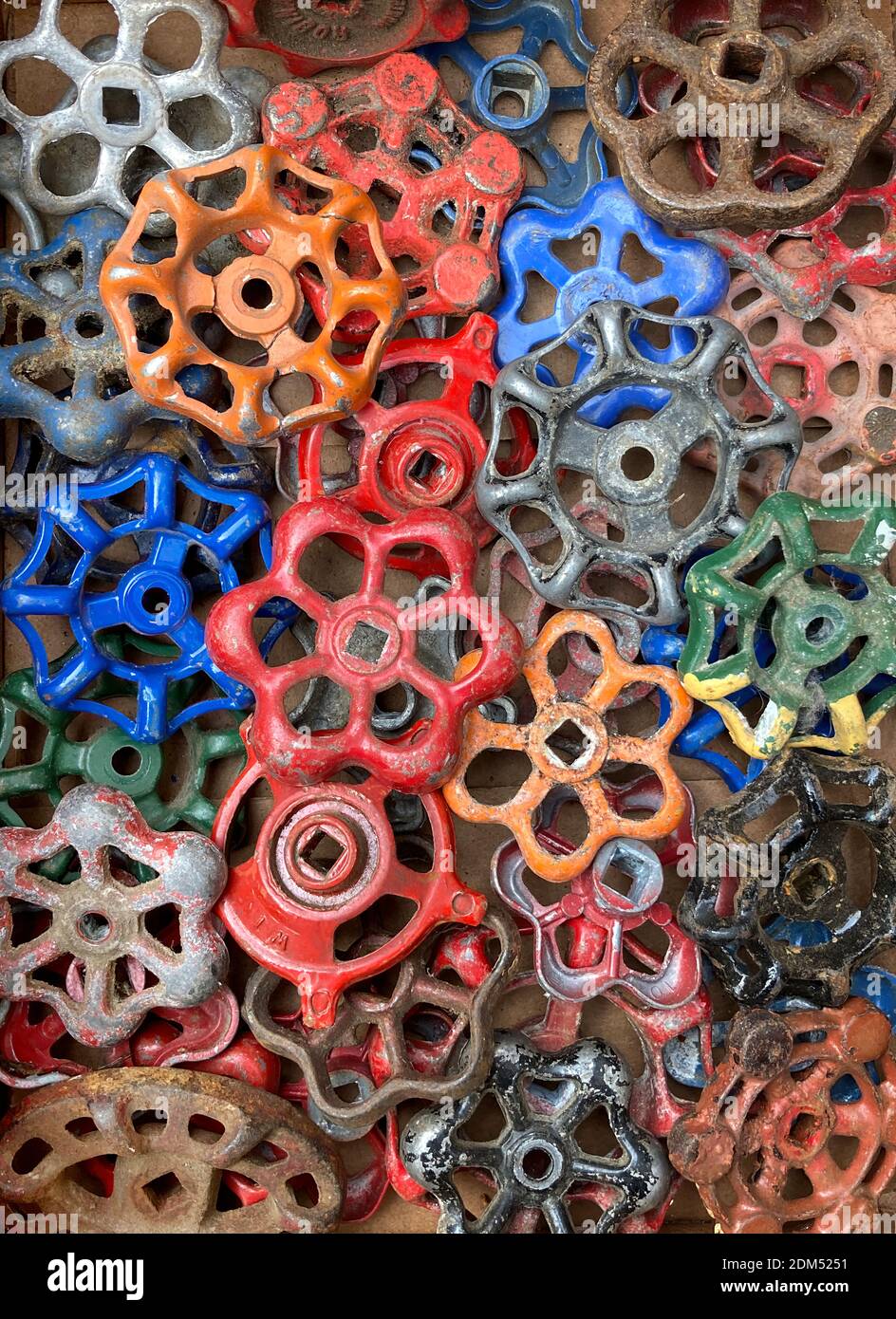 Eine Textur Muster Hintergrund von bunten Metall rostigen Spigots Stockfoto