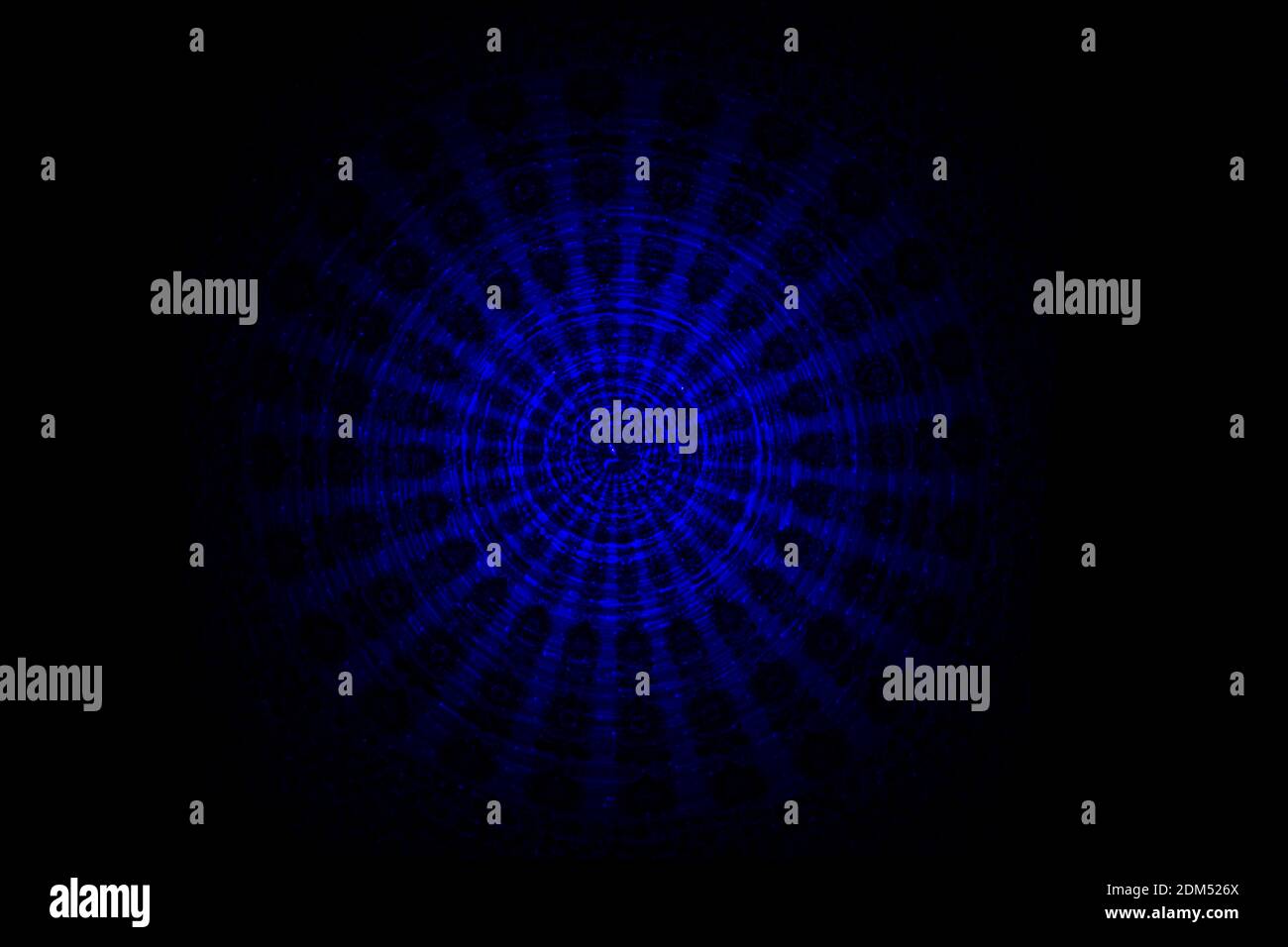 Blaues Mandala mit Laserpointer beleuchtet Stockfoto