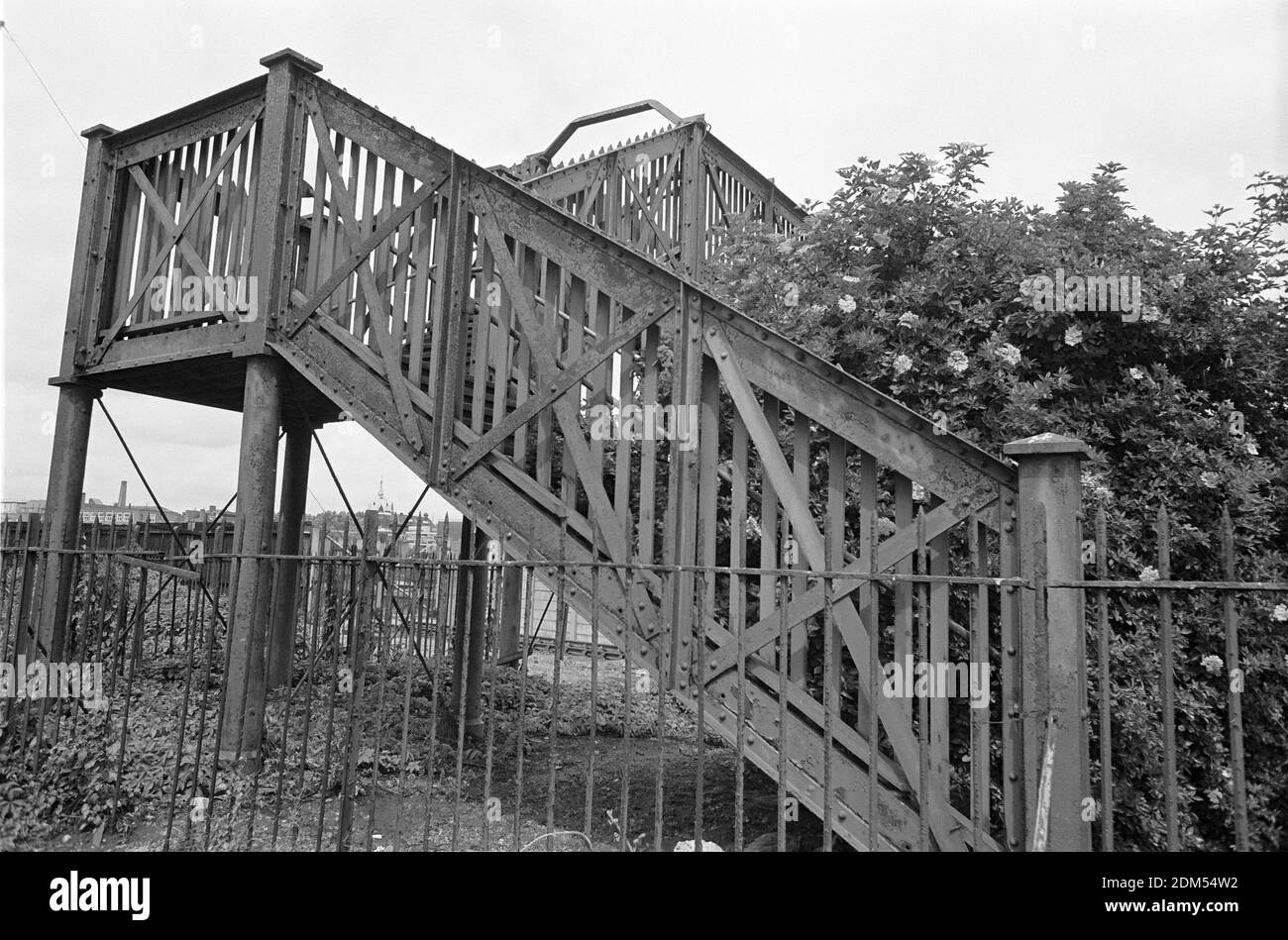 Großbritannien, London, Docklands, Poplar, in der Nähe der Isle of Dogs, Anfang 1974. Es wurde als Eisenbahnbrücke am südlichen Ende der Harrow Lane gedacht. Es gab Zugang zur Millwall Junction Station. Stockfoto