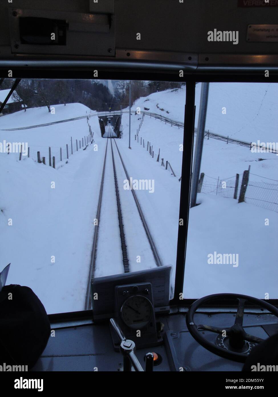 Rückweg von Walzenhausen nach Rheineck am Abend bei winterlichen Bedingungen. Die Zahnradbahn ist gut sichtbar. Stockfoto