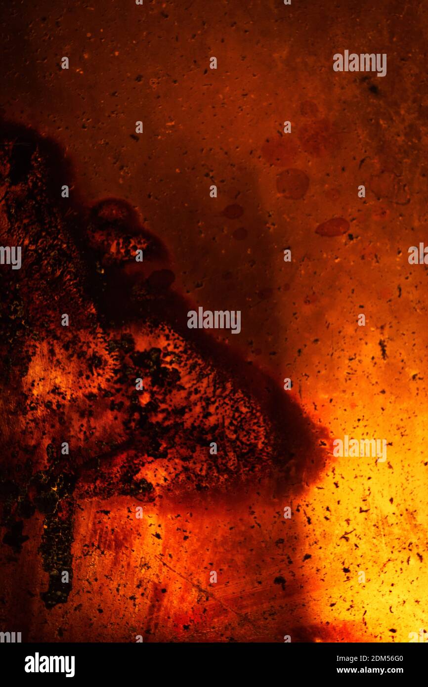 Das Detail des Fensters vom Kamin bedeckt mit Ruß Stockfoto