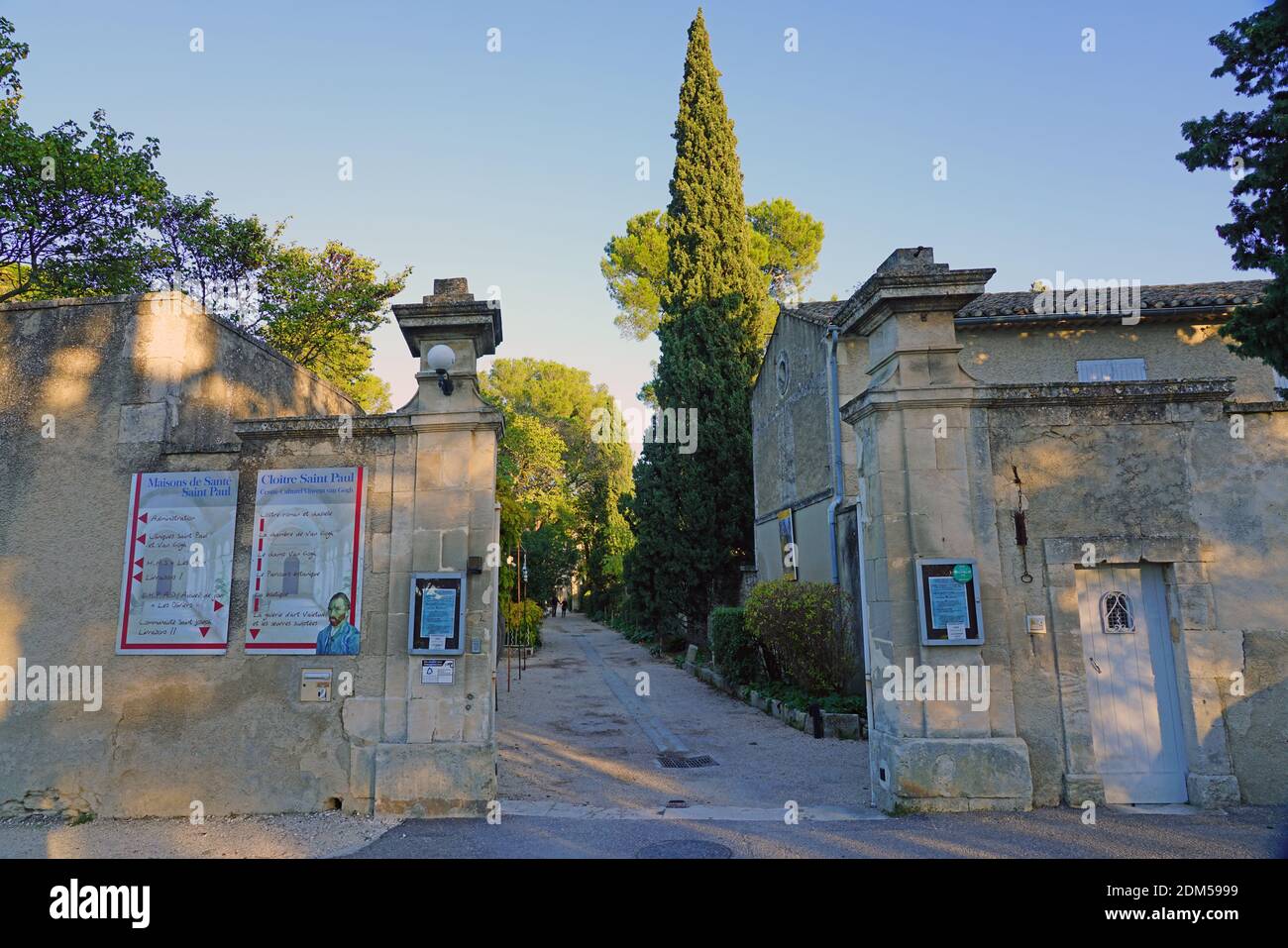 SAINT-REMY DE PROVENCE, FRANKREICH -12 NOV 2019- Blick auf Saint-Paul de Mausole, eine historische psychiatrische Anstalt, in der sich der Maler Vincent Van Gogh befand Stockfoto