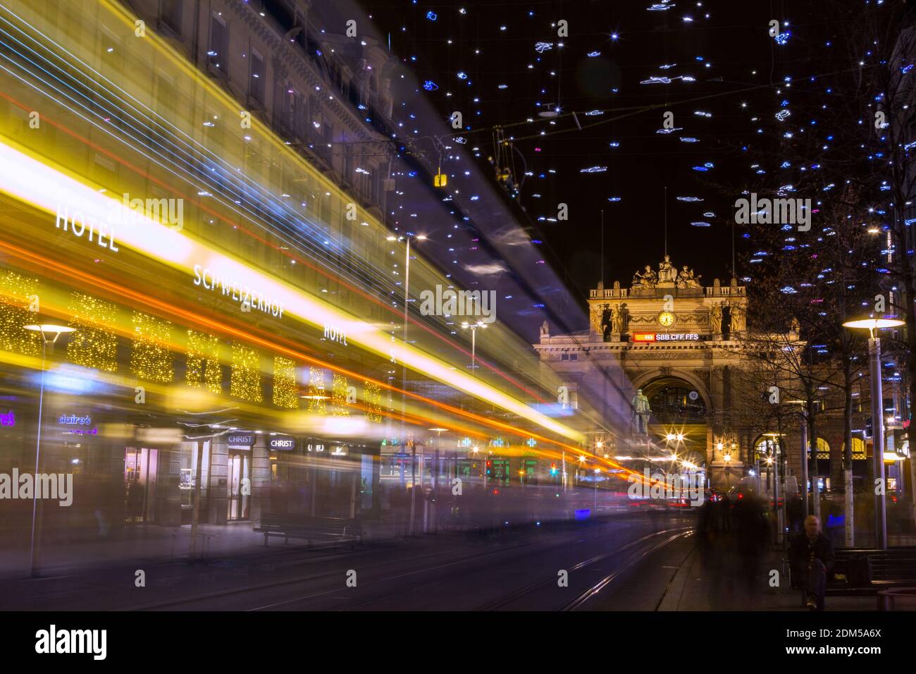 Zürich, Schweiz - Dezember 26. 2019: Die Weihnachtsbeleuchtung auf der Bahnhofstrasse mit einem vorbeifahrenden Bus in Zürich. Stockfoto