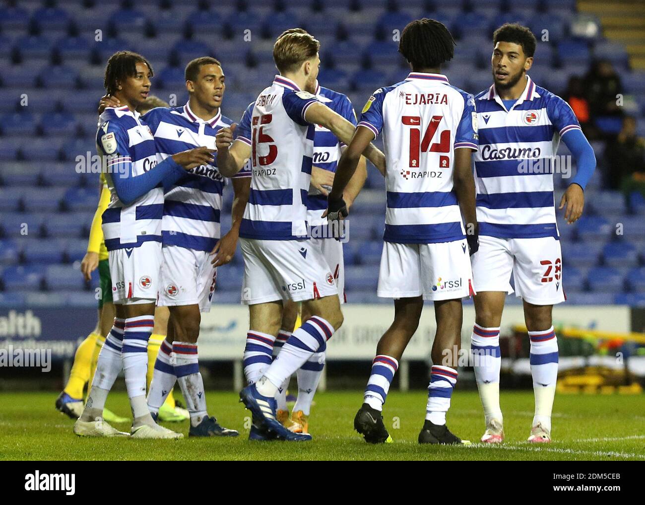 Reading's Michael Olise (links) feiert das erste Tor seiner Mannschaft mit Teamkollegen während des Sky Bet Championship-Spiels im Madejski Stadium, Reading. Stockfoto