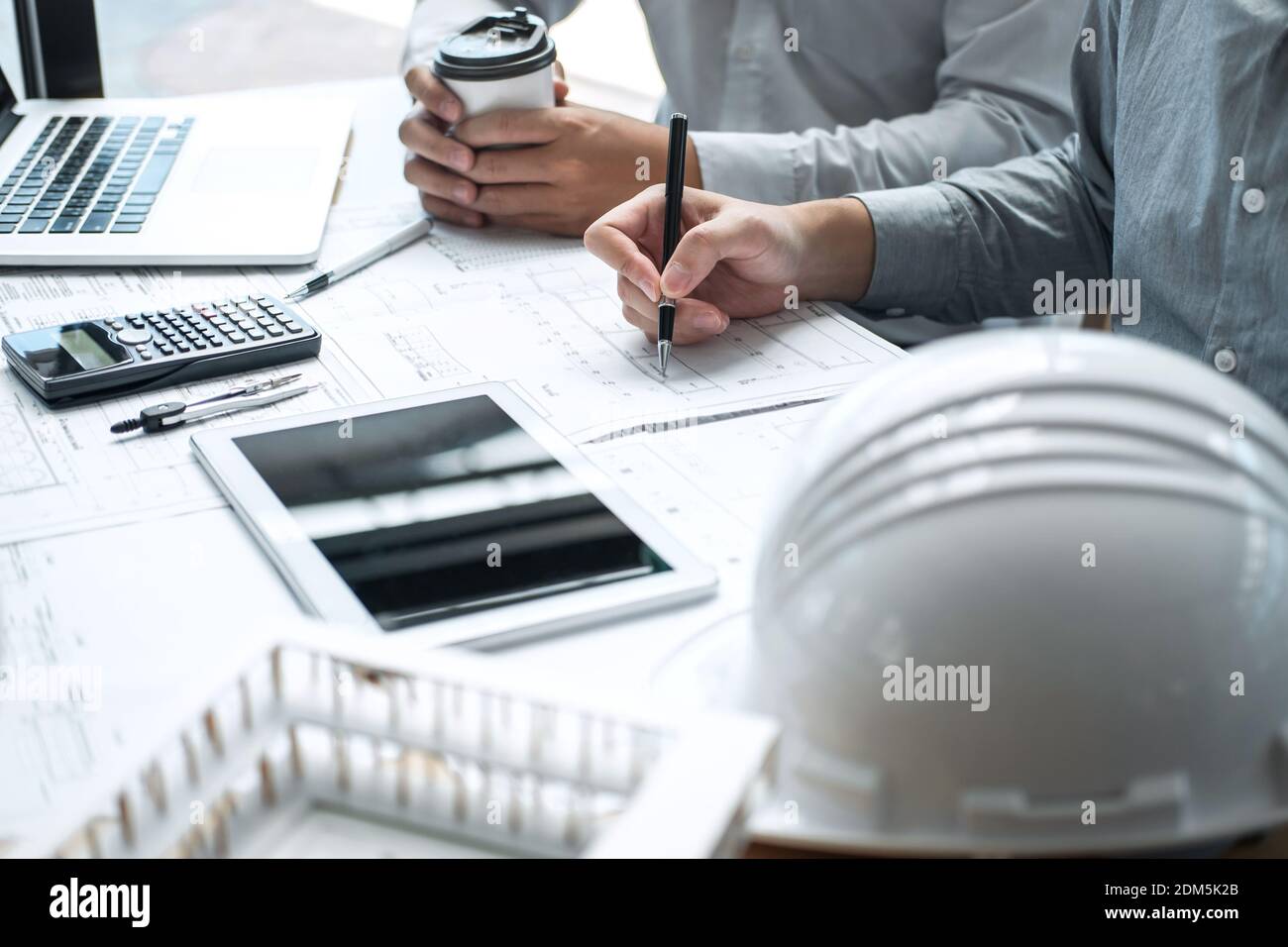 Blick Aus Der Perspektive Von Mannern Die Am Schreibtisch An Einem Blueprint Arbeiten Stockfotografie Alamy