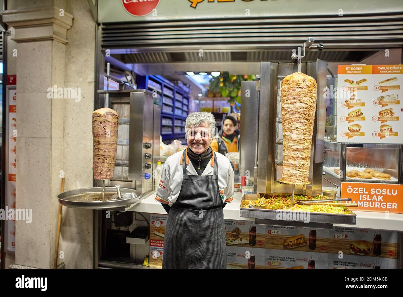 Istanbul, Türkei - 14. Februar 2020: Ein lächelnder Koch und Street-Fast-Food-Verkäufer Döner Kebabs steht vor seinem Geschäft in der Istiklal Street, Beyoglu Stockfoto